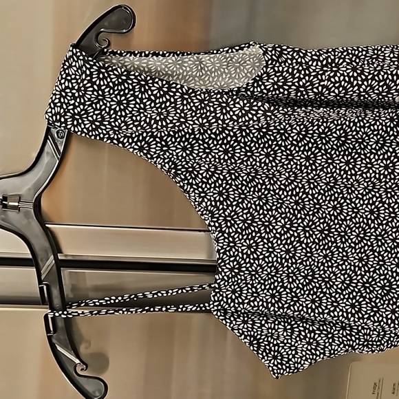 💕BANANA REPUBLIC💕 One Shoulder Blouse ~ Black & White Floral Print Medium NWT - Picture 3 of 9